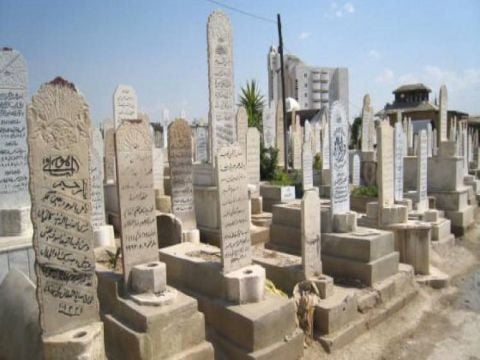 التقشف يصل إلى شواهد القبور
