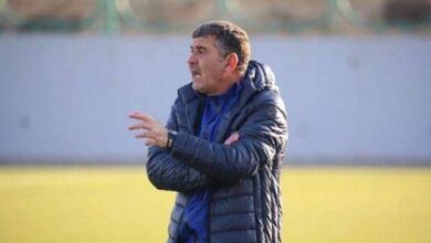 المدرب خانكان يستعرض كواليس من “كوارث” كرتنا  استعرض مدرب منتخب سوريا الأولمبي الأسبق، عماد خانكان، عبر تلفزيون الخبر، تفاصيل عن كواليس منتخب سوريا الأول، بكرة القدم، و”كوارثه”.