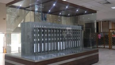 أطنان من الليرات المعدنية السورية تبني مجسما معدنيا للمصرف المركزي السوري