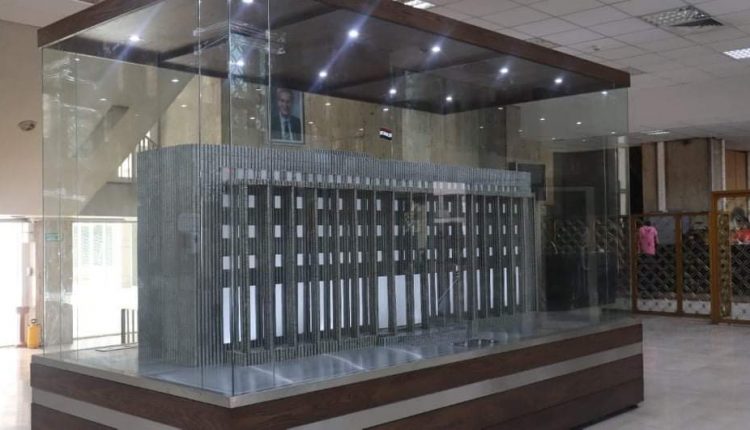 أطنان من الليرات المعدنية السورية تبني مجسما معدنيا للمصرف المركزي السوري