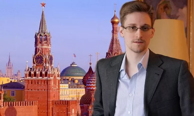 بوتين يمنح إدوارد سنودن