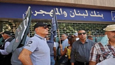 المودعون اللبنانيون يعلنون الحرب
