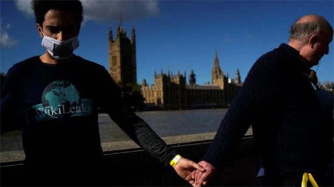 سلسلة بشرية حول البرلمان البريطاني