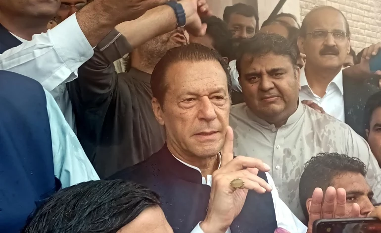 جيش باكستان يوضح موقفه من عمران خان وتصريحات "نادرة" لقائد الاستخبارات