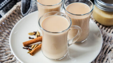 ماذا يحدث عند شرب الشاي بالحليب على الريق؟