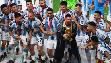 بالعباءة العربية.. (الشيخ ليونيل ميسي) يرفع كأس العالم