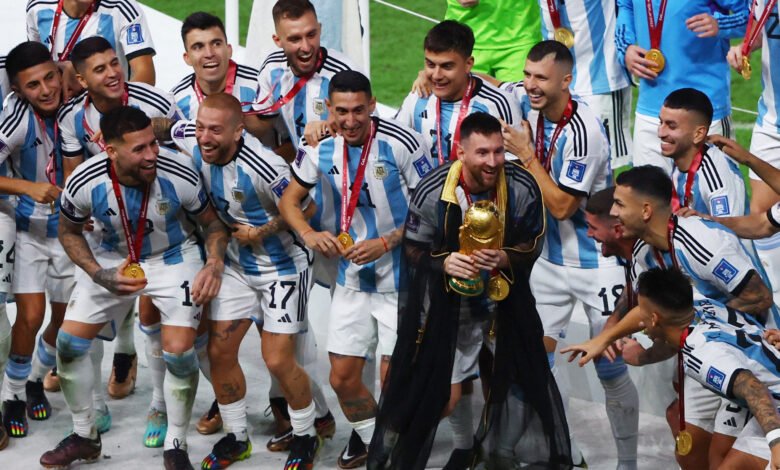 بالعباءة العربية.. (الشيخ ليونيل ميسي) يرفع كأس العالم