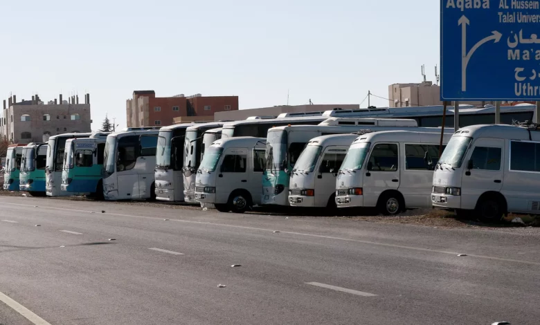 سائقة الحافلات الأردنية خلال إضرابهم على ارتفاع اسعار الوقود