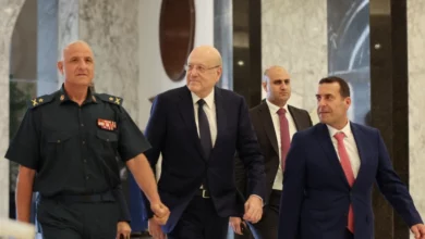 ميقاتي (وسط) لم يستطع تشكيل حكومة جديدة بسبب الخلافات السياسية في لبنان (رويترز)