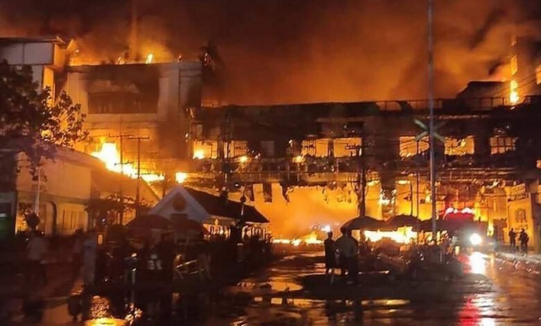 بدأ الحريق في الطابق الأول لكنه انتشر بسرعة إلى الطوابق العليا (أ ف ب)