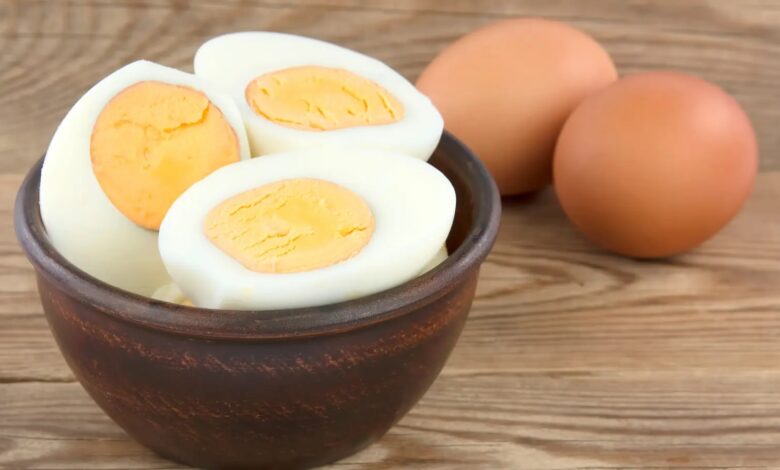 ماذا يحدث عند تناول بيضة مسلوقة يومياً على الريق؟