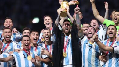 وأخيراً.. ميسي يرفع كأس العالم