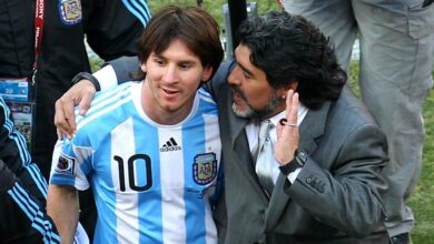 من أسطورة إلى أسطورة.. ميسي يهدي كأس العالم إلى مارادونا (فيديو)