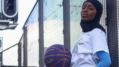 حجاب لاعبة كرة سلة يتسبب في استبعادها من منافسة رسمية في فرنسا