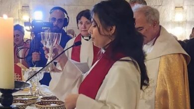 سالي عازر تصبح أول قسيسة في الأراضي المقدسة