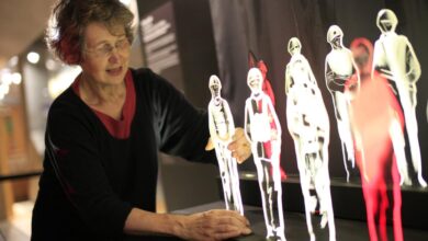 رفضتها مدرسة فنون فأصبحت فنانة عالمية في النقش على الزجاج