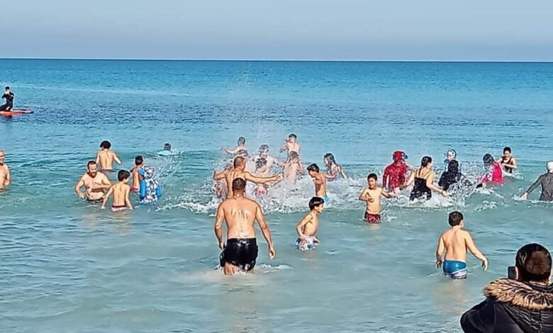 السباحة في المياه الباردة لاستقبال العام عادة جديدة لأهالي سواحل تونس