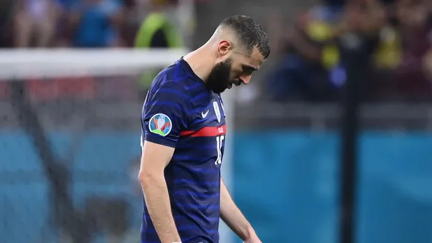 صحفي فرنسي يكشف حقيقة استبعاد بنزيما من مونديال قطر؟