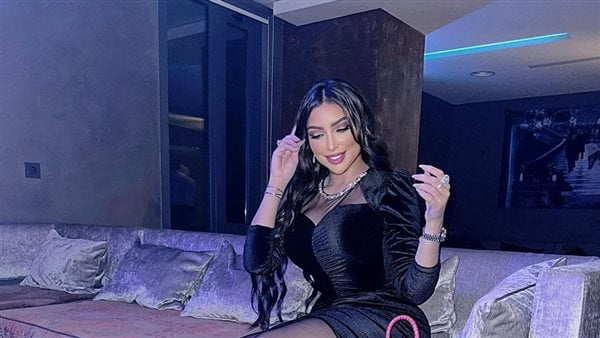 دنيا بطمة تستعرض "أنوثتها" بفستان قصير