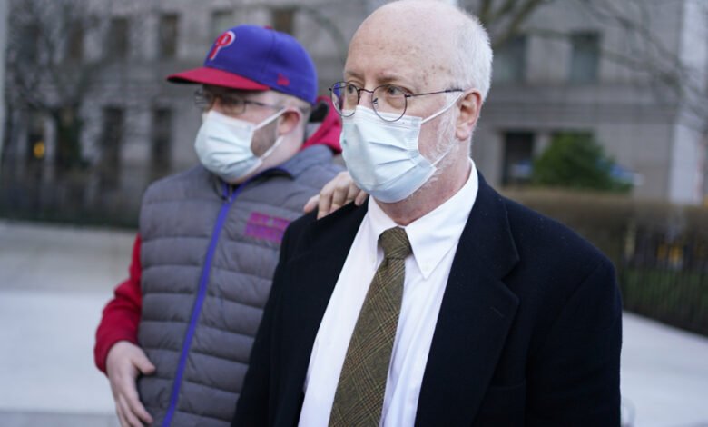 روبرت هادن " مفترس يرتدي معطفا أبيض"