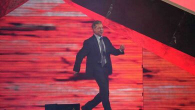 فينس مكماهون يعود إلى WWE