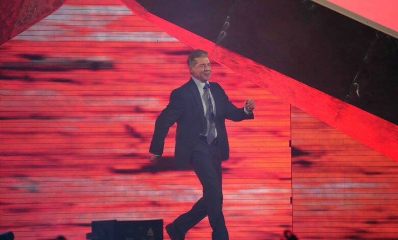 فينس مكماهون يعود إلى WWE