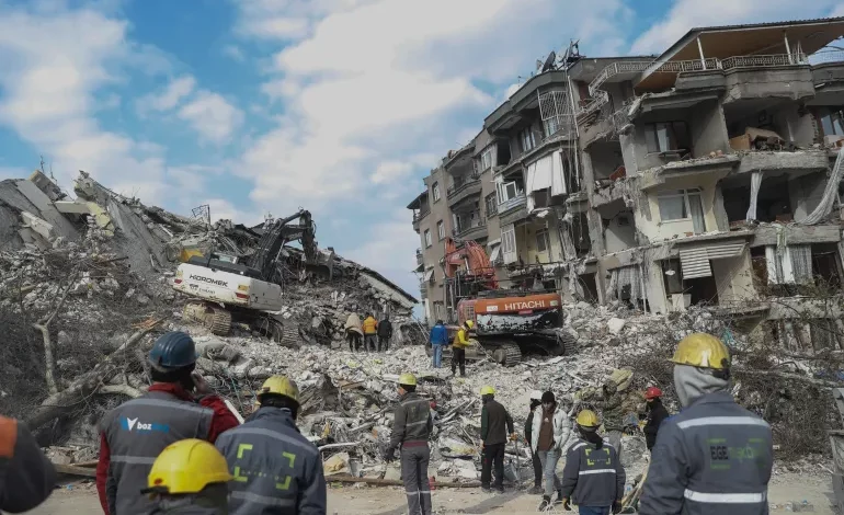 تركيا توقف عشرات المقاولين جراء انهيار مبان بسبب الزلزال