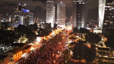 عشرات الآلاف يتظاهرون ضد نتنياهو رغم الأمطار