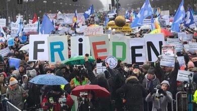 مظاهرة حاشدة في برلين: الأسلحة الألمانية تقتل الروس والأوكرانيين