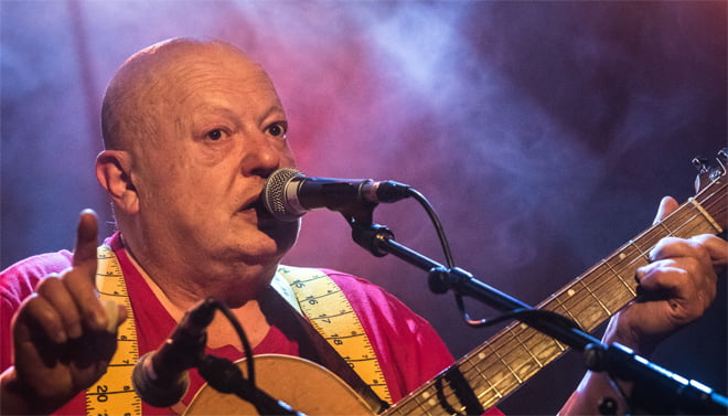 وفاة المغني الفرنسي فرنسوا أجي لازارو عن 66 عاماً