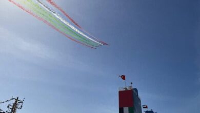 طائرات حربية إماراتية تنفذ استعراضاً جوياً