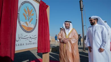 حاكم الشارقة يقرع جرس الحصاد في مزرعة " سبع سنابل " في منطقة مليحة
