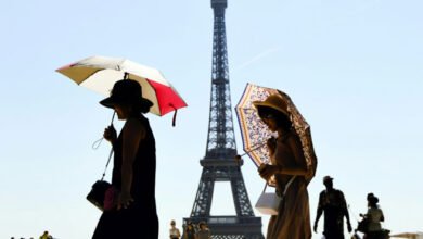 السياح في باريس ليس بوسعهم تجاهل الاحتجاجات التي تشهدها فرنسا