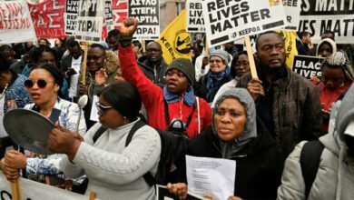 لاجئون يحتجون على سياسات الهجرة المتشددة لليونان