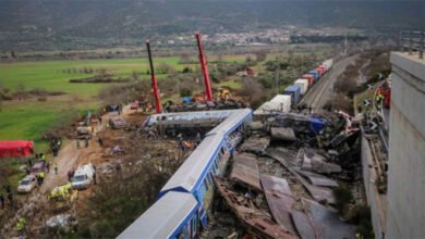 المعارضة اليونانية تتهم الحكومة بالتهرب من مسؤولياتها في حادث القطار