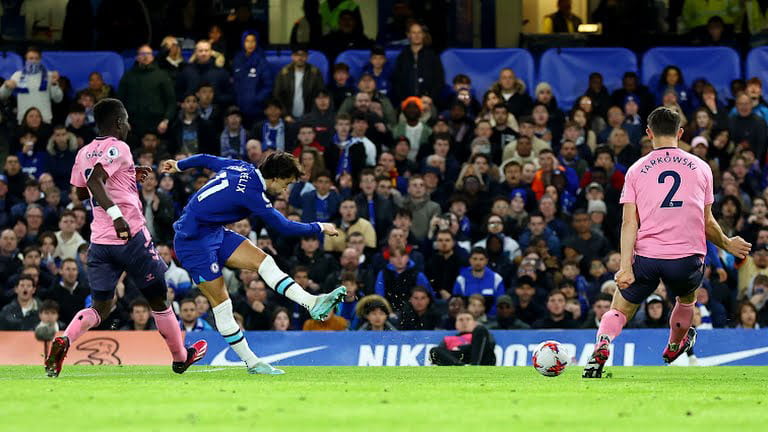 إيفرتون يجبر تشيلسي على التعادل في الدوري الإنجليزي
