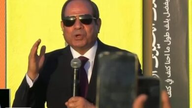 كتف في كتف