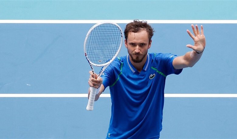 ميدفيديف يتأهل إلى نصف نهائي بطولة ميامي للتنس