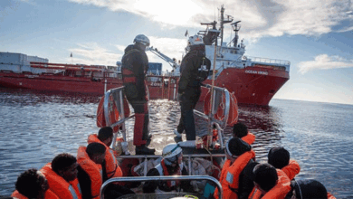 السفينة أوشن فايكينغ تنقذ مهاجرين علقوا في البحر لأيام