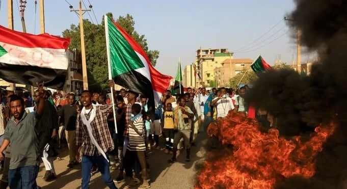 مظاهرات في السودان تتزامن مع ذكرى انتفاضتين أسقطتا رئيسين انقلابيين