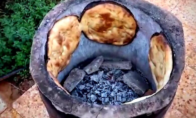 خبز التنور الطيني تقليد ليبي لا يحلو رمضان إلا بوجوده