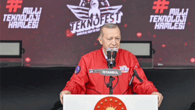 مبتسماً على منصة تكنوفست.. أردوغان في اسطنبول مع مؤيديه