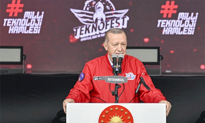 مبتسماً على منصة تكنوفست.. أردوغان في اسطنبول مع مؤيديه