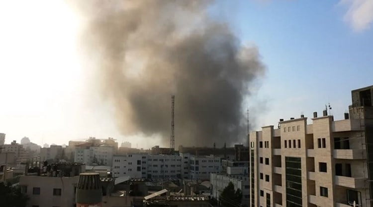 قوات الاحتلال الإسرائيلي تقصف مواقع في غزة وتستنفر على جميع الجبهات