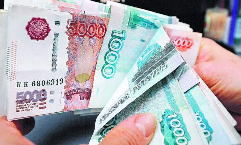 الروبل يتراجع إلى 82 مقابل الدولار
