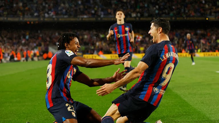 برشلونة يضرب بيتيس برباعية ويقترب من اللقب