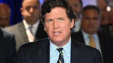 انفصال تاكر كارلسون عن "فوكس نيوز" يزعزع مشهد الشبكات الإخبارية الأميركية