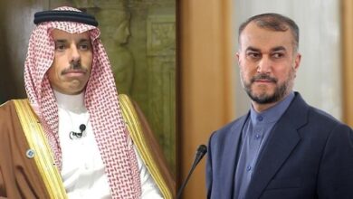 وزير الخارجية السعودي ونظيره الإيراني في أول لقاء رسمي بينهما بعد اتفاق استئناف العلاقات بين إيران والسعودية