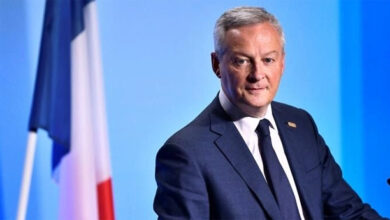 وزير المالية الفرنسي يثير الجدل بنشره رواية تضمنت مقطعا إباحيا