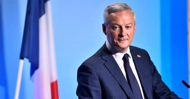 وزير المالية الفرنسي يثير الجدل بنشره رواية تضمنت مقطعا إباحيا